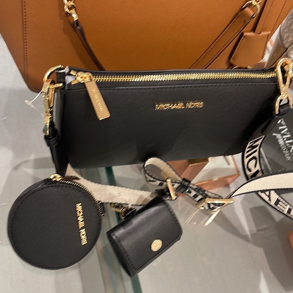 MICHAEL KORS
Jet Set Saffiano Leather Crossbody Bag with Case forAirpods Pro® - Picture 13 of 16